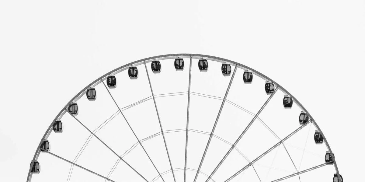 Przyjechać los linia publiczny czekać działalność niszczyć scena bądź